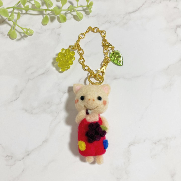 ♡こぶたくんのぶどう狩り♡羊毛フェルト バッグチャーム 食いしんぼうな 秋の子ブタさん pig needle felt 2枚目の画像