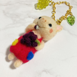 ♡こぶたくんのぶどう狩り♡羊毛フェルト バッグチャーム 食いしんぼうな 秋の子ブタさん pig needle felt 6枚目の画像