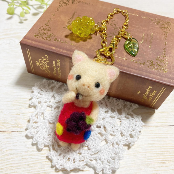 ♡こぶたくんのぶどう狩り♡羊毛フェルト バッグチャーム 食いしんぼうな 秋の子ブタさん pig needle felt 1枚目の画像