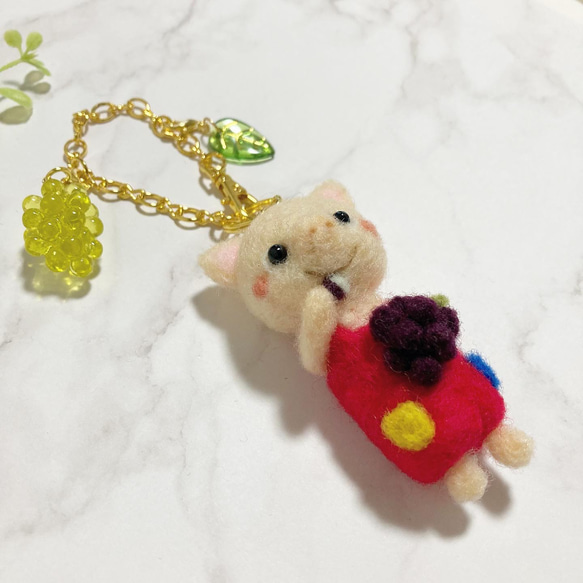 ♡こぶたくんのぶどう狩り♡羊毛フェルト バッグチャーム 食いしんぼうな 秋の子ブタさん pig needle felt 5枚目の画像