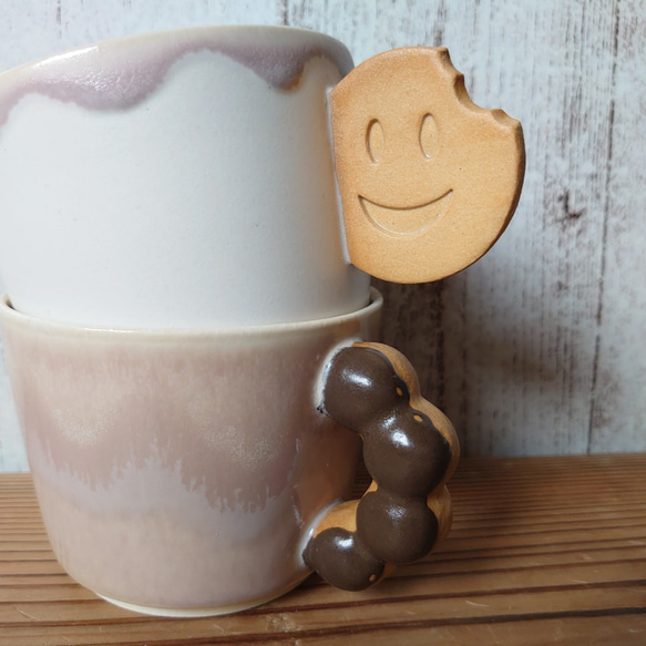 ペアマグカップ (白色:スマイルクッキー、桃色:チョコ掛けドーナツ) 2枚目の画像