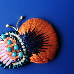 ＜ 永恆的蝴蝶～Irodol Butterfly Accessories～＞刺繡胸針「Tangerine x Blue」 第3張的照片