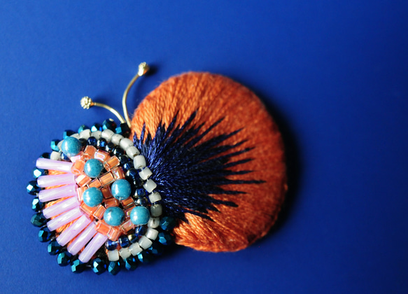 ＜ Eternal Butterfly ～ イロドル蝶の装身具 ～＞刺繍ブローチ『タンジェリン×ブルー』 3枚目の画像
