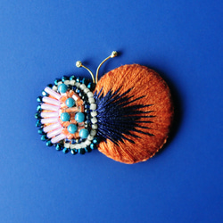 ＜ 永恆的蝴蝶～Irodol Butterfly Accessories～＞刺繡胸針「Tangerine x Blue」 第1張的照片