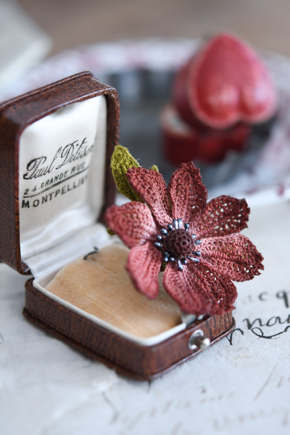 【受注制作3週間】ブローチ　バレンタインの香り、秋桜（チョコレート）　手編み　レース編み 5枚目の画像