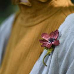 【受注制作3週間】ブローチ　バレンタインの香り、秋桜（チョコレート）　手編み　レース編み 2枚目の画像