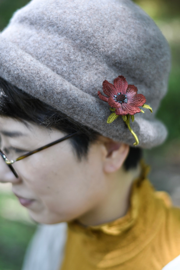 【受注制作3週間】ブローチ　バレンタインの香り、秋桜（チョコレート）　手編み　レース編み 1枚目の画像