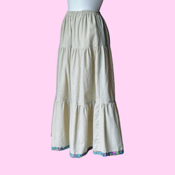 裾にリバティのアクセント　ふんわりベージュチェックの　ロングティアードスカート 2枚目の画像