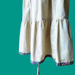 裾にリバティのアクセント　ふんわりベージュチェックの　ロングティアードスカート 3枚目の画像