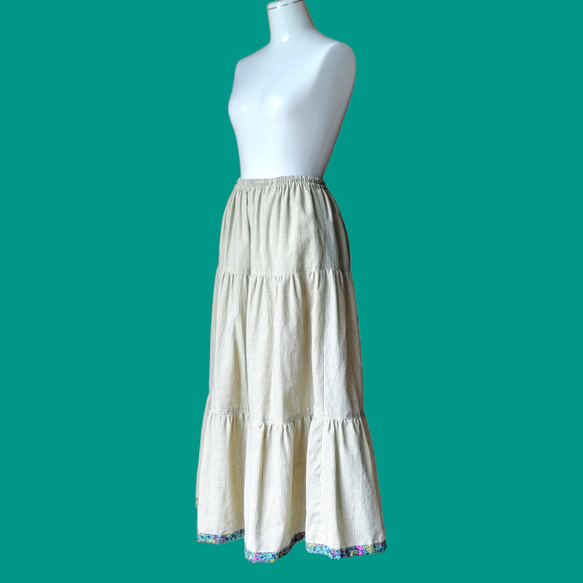 裾にリバティのアクセント　ふんわりベージュチェックの　ロングティアードスカート 4枚目の画像