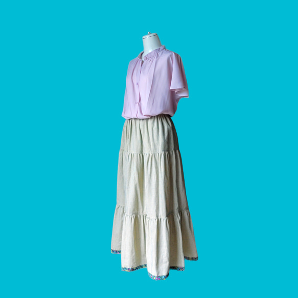 裾にリバティのアクセント　ふんわりベージュチェックの　ロングティアードスカート 6枚目の画像