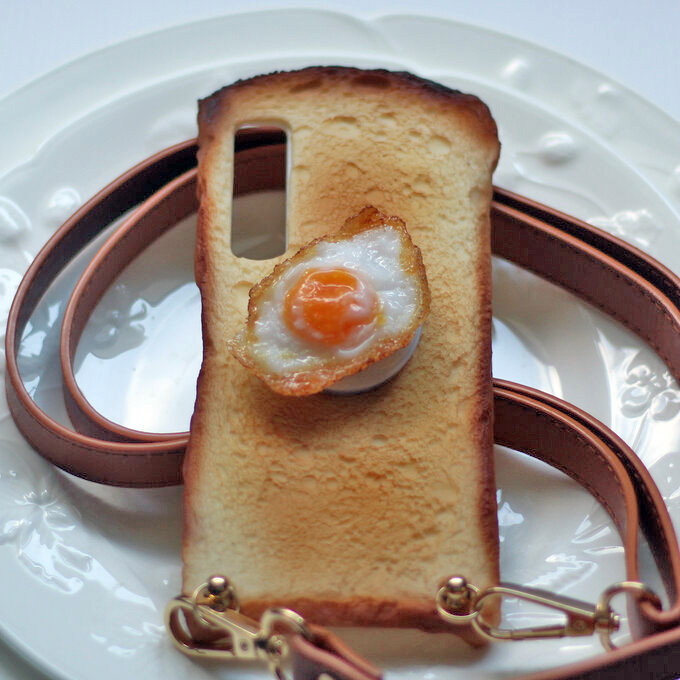 1カ月待ち〈iPhone/Android 全機種対応〉目玉焼きトーストのスマホケース※iphone16対応※ストラップ付