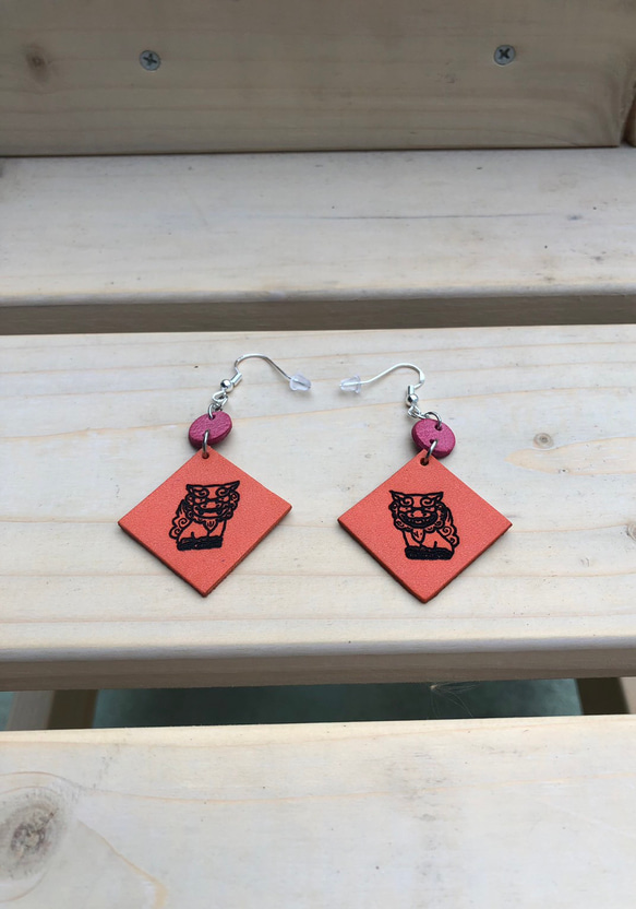 革 シーサーが見守るかわいいピアス レンガオレンジ 金属アレルギー