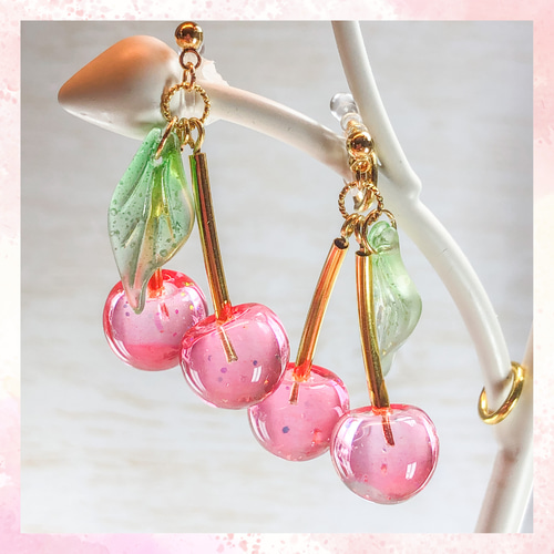 煌めく さくらんぼ イヤリング・ノンホール ピアス／大人かわいい
