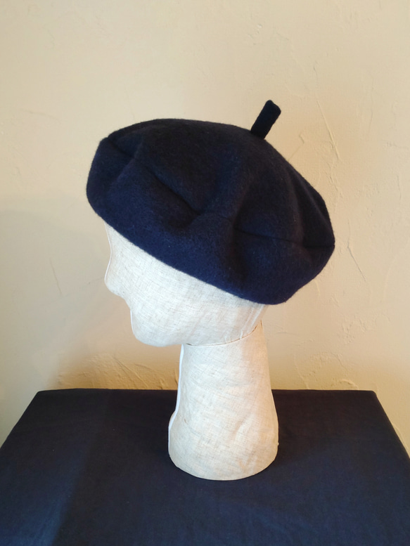 frannel beret re wool navy　～再生ウールを使用した、軽くて柔らかな深いネイビーのベレー帽～ 4枚目の画像