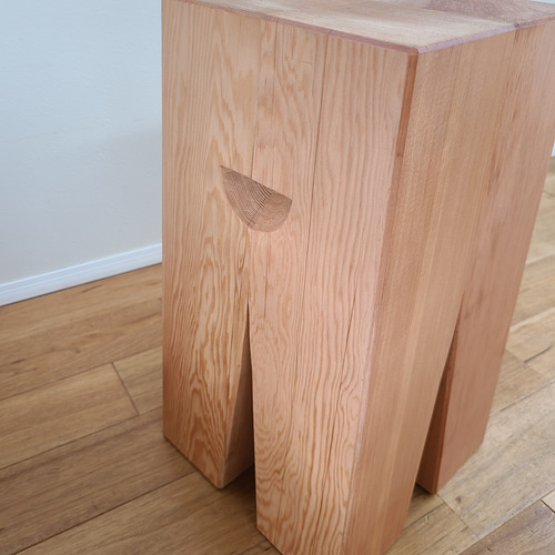 1点のみ】彫刻のようなスツール 米松 椅子 花台 サイドテーブル 無垢 