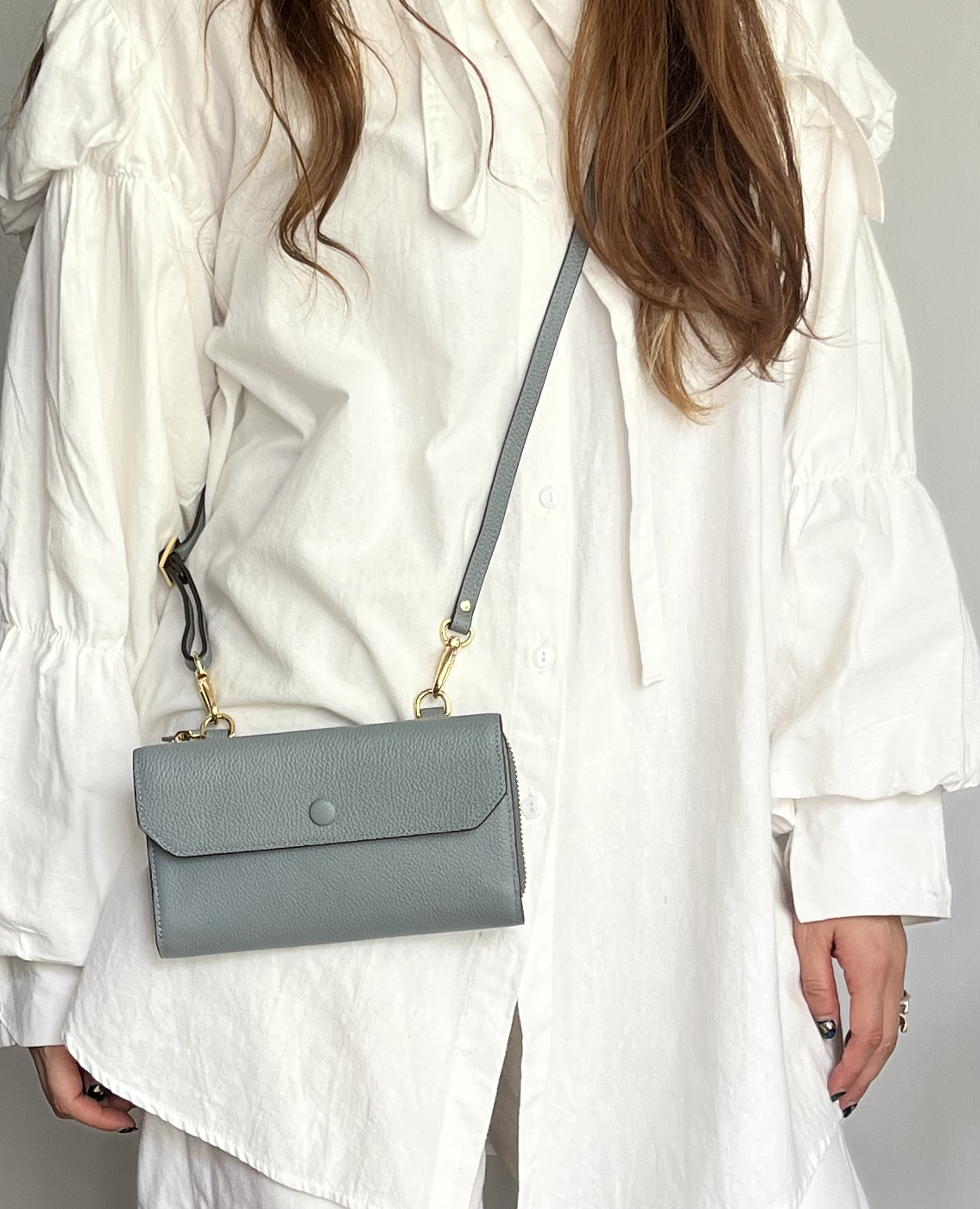 本革 　超軽量　お財布ショルダー　スマホショルダー　　L字型財布　お財布ポシェット　長財布　グレー