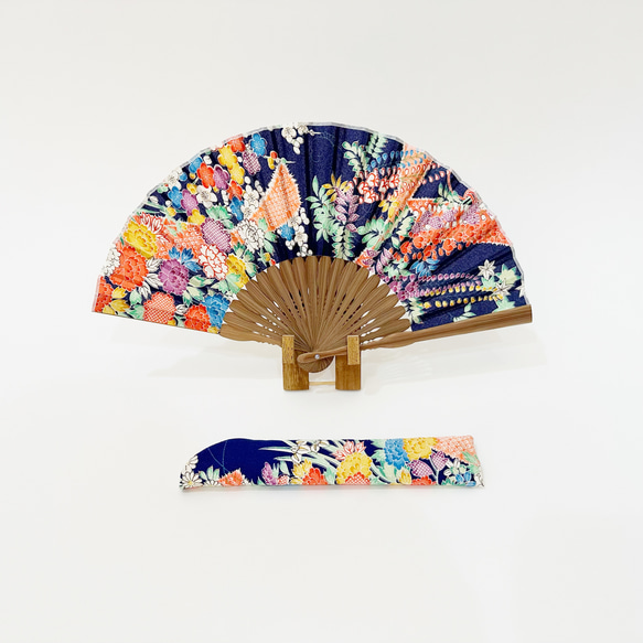 着物扇子　アンティークの絹の着物使用　日本の京都の職人が手仕事で制作　オンリーワン　プレゼントに最適 #58 1枚目の画像