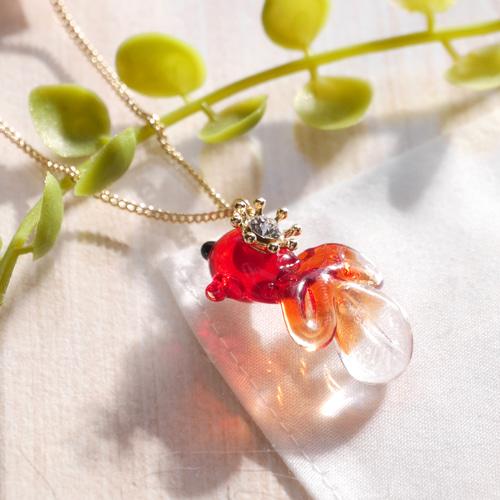 小さなガラスの金魚〈あめきんぎょ〉ネックレス＊赤と王冠＊クイーン  