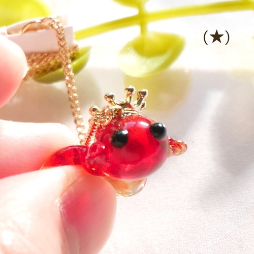 小さなガラスの金魚〈あめきんぎょ〉ネックレス＊赤と王冠＊クイーン