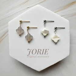 【JORIE】金属アレルギー対応　グレーオニキスフラワーピアス／イヤリング　サージカルステンレス 3枚目の画像