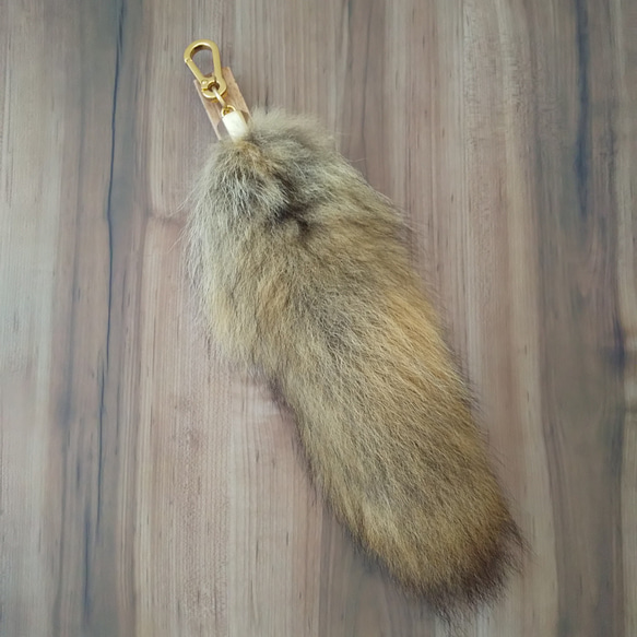 展示品】キツネのリアルファーを使った尻尾の毛皮チャーム （金具は本