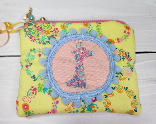 ☆新品タグ付き☆ファミリア　手刺繍　ポーチ　うさぎちゃん　さくらんぼ　ピンク系 2025年最新】familiar バッグ うさぎの人気アイテム - メルカリ
