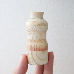 《ju4》木製の一輪挿し(花瓶) ミニ *  ちょこんと可愛い手の平サイズ・重り入り 4枚目の画像