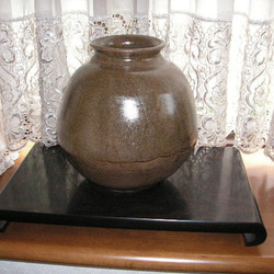 大 壺　「茶まがま風蕎麦釉壺」黒薩摩を模倣した作品 1枚目の画像