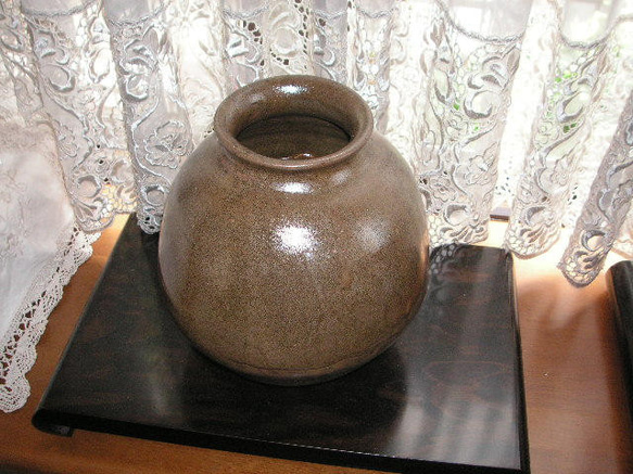 大 壺　「茶まがま風蕎麦釉壺」黒薩摩を模倣した作品 2枚目の画像