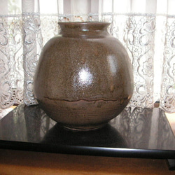 大 壺　「茶まがま風蕎麦釉壺」黒薩摩を模倣した作品 3枚目の画像