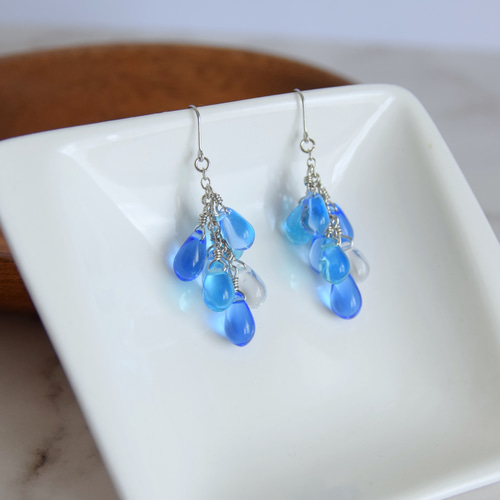 チェコガラスビーズ鈴なりピアス、イヤリング 海、空色 ピアス（フック
