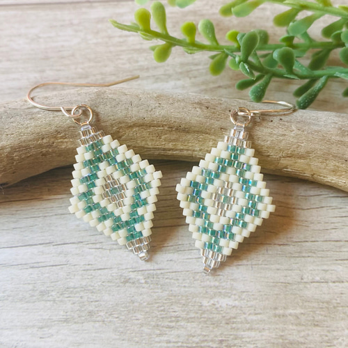 green ネイティブ柄ビーズステッチピアス／イヤリング ピアス（フック