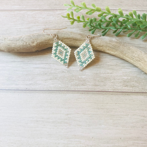 green ネイティブ柄ビーズステッチピアス／イヤリング ピアス