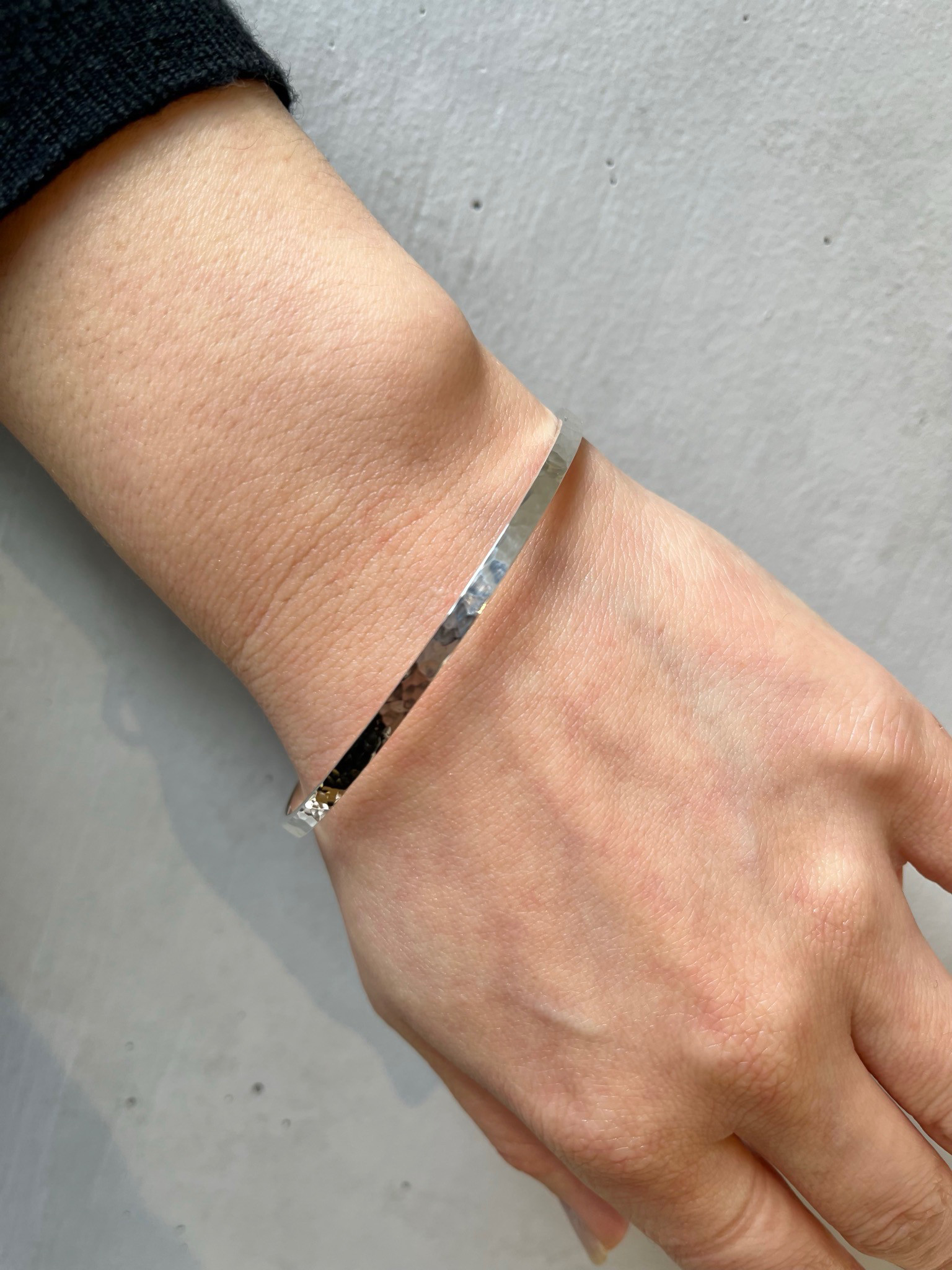 【槌目バングル3mm幅フラット】高純度シルバー1000 純銀 シンプル平打ち 文字刻印無料 ユニセックス 日本製