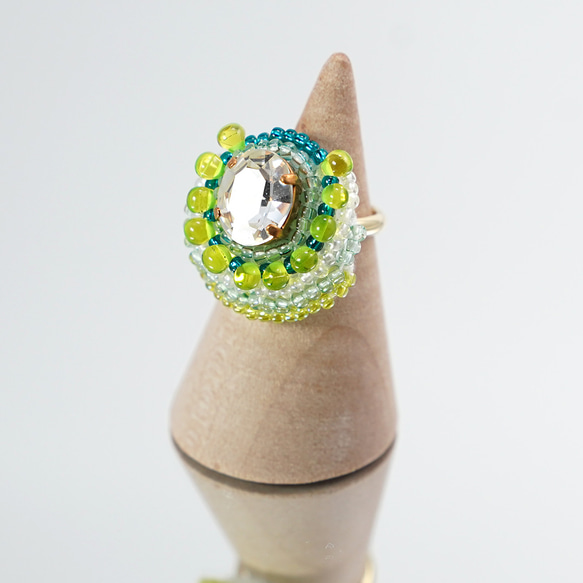 スカーフ留めにも おしゃべりな指輪178 フリーサイズ　ビーズ刺繍のリング　グリーン ビジュー　おおぶりリング 5枚目の画像