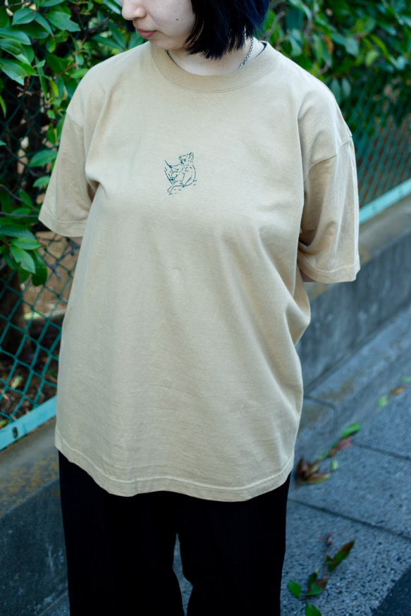 "人みたいなコアラ" 手刺繍 Big-Tシャツ 受注生産 8枚目の画像