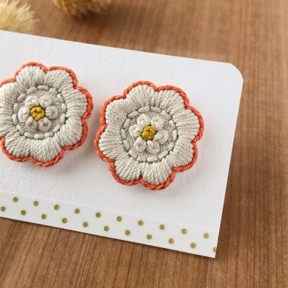 北欧風 花の刺繍ピアス/イヤリング【オレンジ】 2枚目の画像