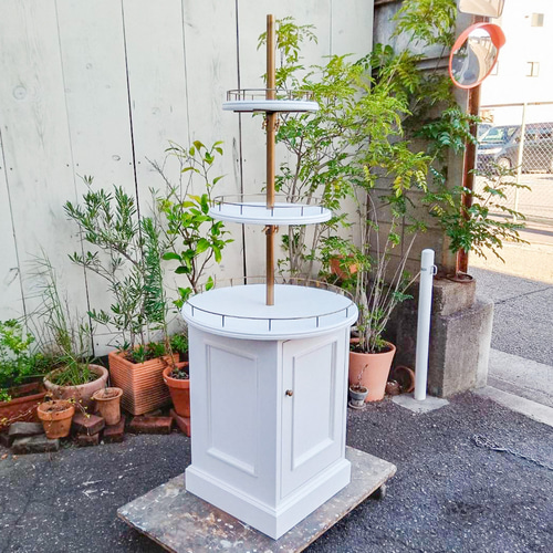 フランスアンティーク 木製の三段ラック ラウンド 丸型 ディスプレイ 円形ディスプレイシェルフ 3段ラウンドシェルフ 店舗什器 直径600