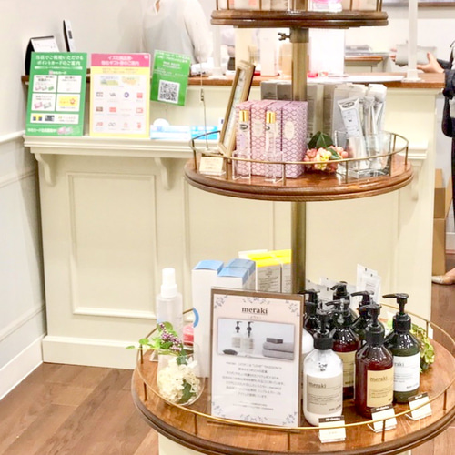 ▶回転ディスプレイ什器 ラック ブラウン 円形 かご キャスター付 オフィス什器 ペイペイ対応 札幌市西区西野 円形ディスプレイシェルフ 3段ラウンドシェルフ 店舗什器 直径600