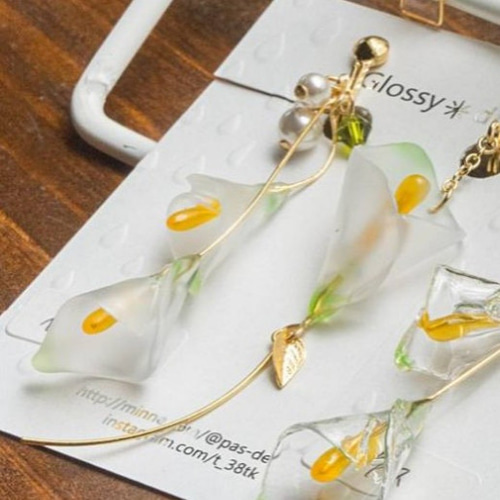 カラー リリー 〜磨りガラス風】レジン ピアス／イヤリング フロスト