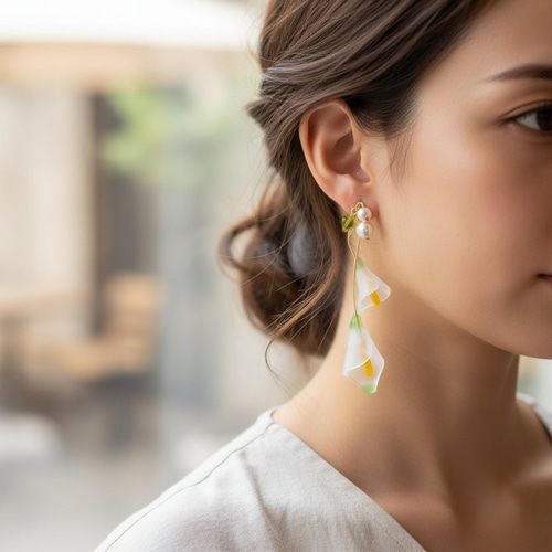 カラー リリー 〜磨りガラス風】レジン ピアス／イヤリング フロスト