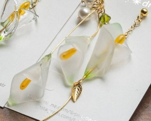60 ちゅるんちゅるんレジン✖︎ガラスチャーム　ピアスorイヤリング レジン ピアス／イヤリング 【 カラー リリー 〜磨りガラス風