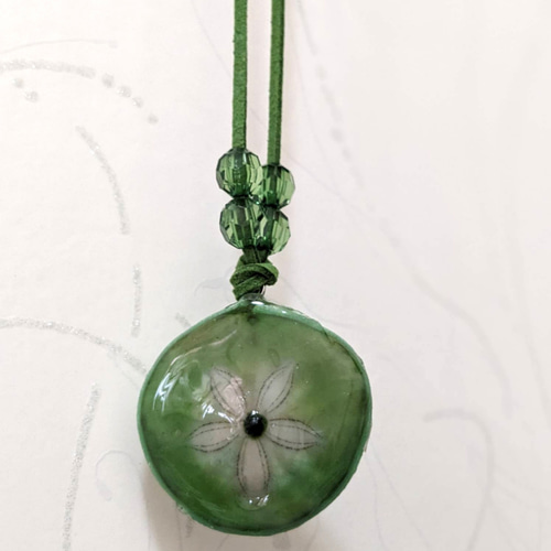 ハンドメイド 貝殻と花のネックレス 花模様の貝殻ネックレス 海からのプレゼント ネックレス・ペンダント