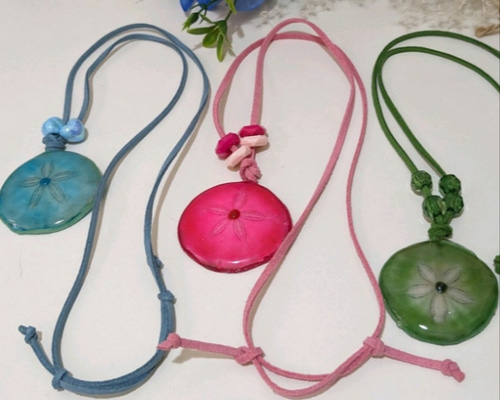 ハンドメイド 貝殻 ネックレス 約30cm 花模様の貝殻ネックレス 海からのプレゼント ネックレス