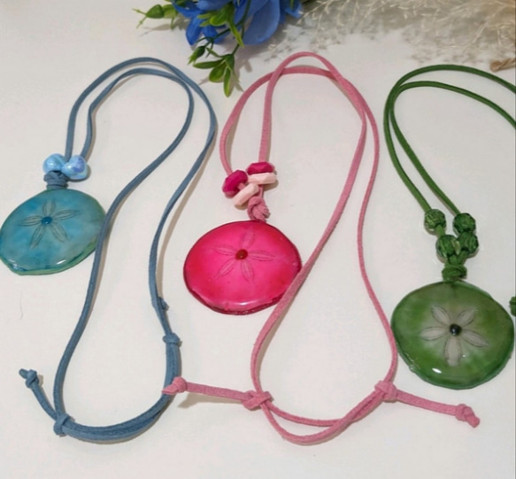 ハンドメイド 貝殻と花のネックレス 花模様の貝殻ネックレス 海からのプレゼント ネックレス・ペンダント