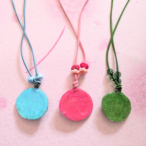 ハンドメイド 貝殻と花のネックレス 花模様の貝殻ネックレス 海からのプレゼント ネックレス・ペンダント