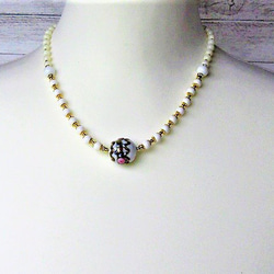 C60　個性派ヴェネチアビーズと天然石の調和｜ホワイトハウライト＆白サンゴの上品ネックレス天然石　天然石ビーズ 9枚目の画像