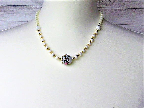 C60　個性派ヴェネチアビーズと天然石の調和｜ホワイトハウライト＆白サンゴの上品ネックレス天然石　天然石ビーズ 9枚目の画像