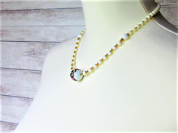 C60　個性派ヴェネチアビーズと天然石の調和｜ホワイトハウライト＆白サンゴの上品ネックレス天然石　天然石ビーズ 10枚目の画像